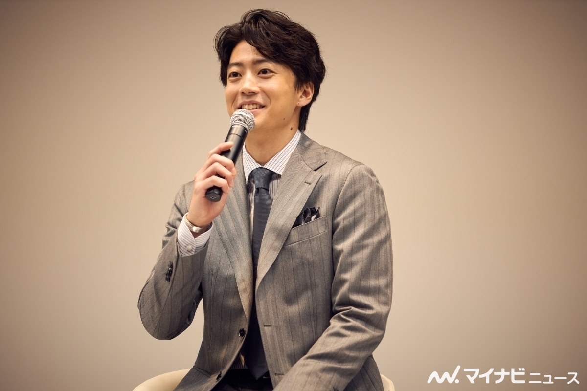 mn_enta's tweet photo. 伊藤健太郎、グレーのスーツ姿で会見に登壇　「似ている部分は少ない」役柄を演じるために取り組んだことを語る

#一緒にごはんをたべるだけ #早見あかり #伊藤健太郎 #桐山漣 #岸明日香 https://t.co/R74DHxoX10 https://t.co/C8KSfeINbM