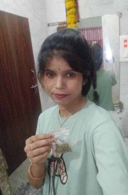 Hinduzwrh's tweet photo. बरेली के थाना नवाबगंज गांव बुखारपुर की सोनिया पुत्री झाझन लाल जो की करती है गांजे का आवेध तरीके से व्यापार
महोदय, कृपया संग्यान ले
@bareillypolice @igrangebareilly 
@Uppolice 
@dgpup @CMOfficeUP @myogioffice 
@AmitShahOffice @OfficeOfKPM 
@acbimrt @acbi_up https://t.co/F277AZHP1X