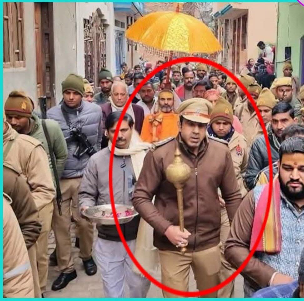 azizkavish's tweet photo. फर्क देखिये....

बिहार के मुजफ्फरपुर में मोहर्रम के जुलूस में प्रदर्शन करने वाले मुस्तकीम खान को लाइन हाजिर कर दिया गया।

संभल में किष्किंधा यात्रा वर्दी में गधा लेकर शामिल होने वाले सीओ अनुज चौधरी का प्रमोशन करके एएसपी बना दिया गया.... https://t.co/23fsu7cq7x