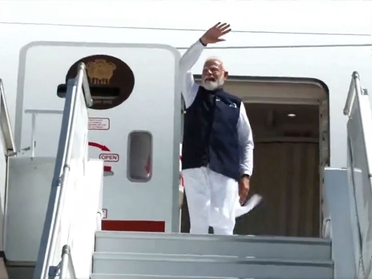ani_digital's tweet photo. PM Modi emplanes for New Delhi after concluding high-profile State visit to Seychelles
Read @ANI Story | https://t.co/rQUO4UuaGl
#PMModi #Emplanes #India #StateVisit #Seychelles https://t.co/4hclbeBg82