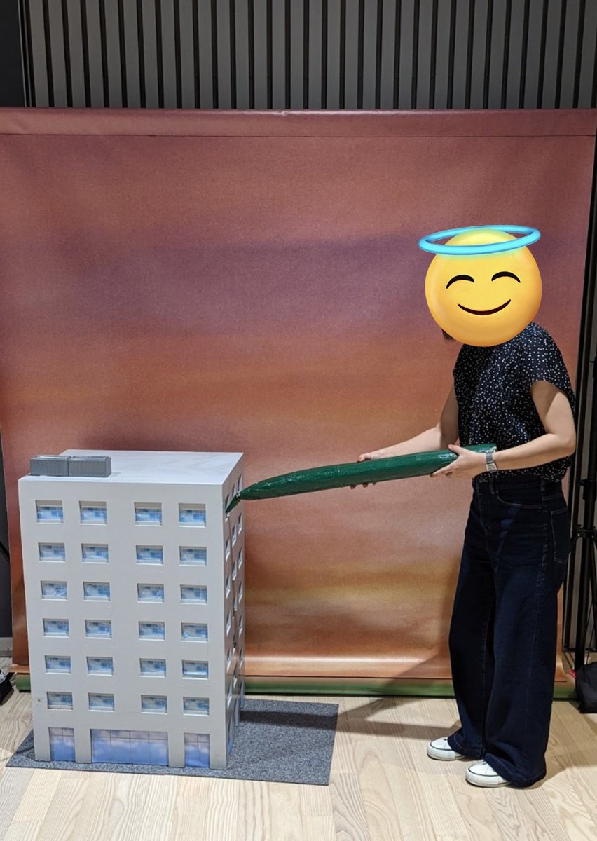 yoshicococo's tweet photo. 2022年と2026年のビル突き体験。前回のはタローマンガチャのビルっぽくて、高知はちょっとリアルな感じのビル。
前回見知らぬ人に写真を撮ってもらってちょっと恥ずかしかった思い出が。あの人も今でもタローマン好きでいるのかなぁ🙄 https://t.co/jeoSydlZIG