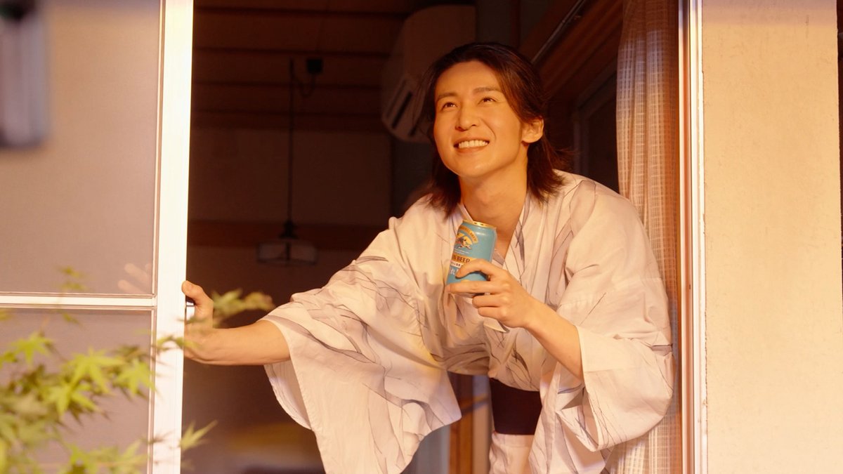 edgelinetokyo's tweet photo. 目黒蓮 待ちきれない様子で何度も窓の外を眺める姿！内村光良と「晴れ風」新CM本日より https://t.co/rL7AHxOo7A

内村が「大勝負に出て良かった」と安堵したこと？
#キリンビール晴れ風 https://t.co/ycFxDX6XxP