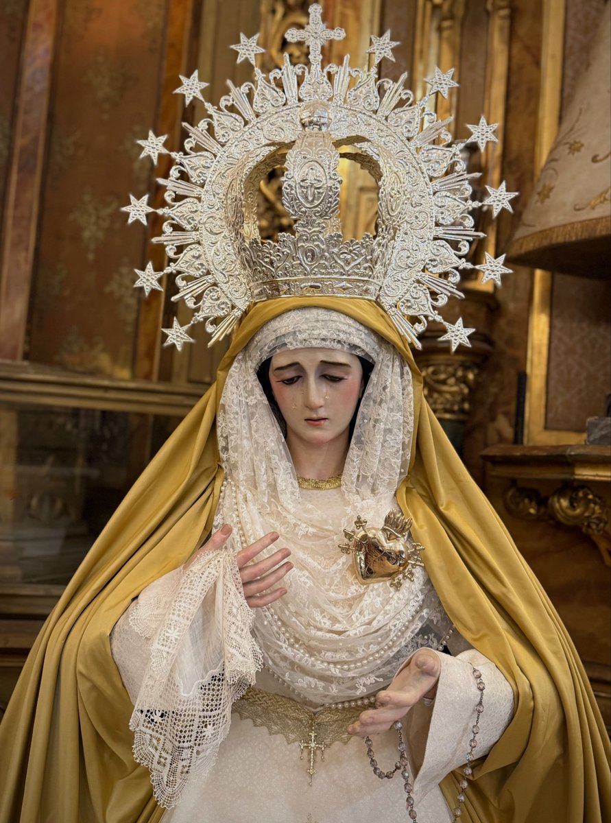 NazarenoMelilla's tweet photo. VESTIMENTA |

María Santísima de los Dolores en su Soledad se presenta ataviada para el tiempo estival. https://t.co/TUBOy3ztHo