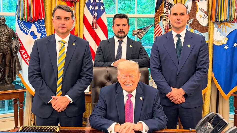 BRASILWIRE's tweet photo. The “generous offer” made by candidate Flávio Bolsonaro to provide the US administration with a “transition team” should he be elected, has caused astonishment and indignation for any Brazilian citizen who holds even the slightest regard for national sovereignty. https://t.co/ZIwNF1fyXD