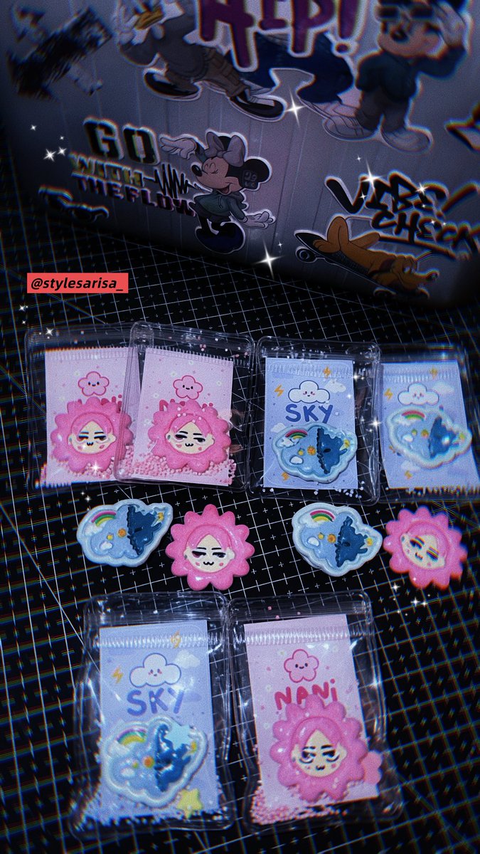 Stylesarisa_'s tweet photo. pls. kindly RT ♡ Giveaway 💖🥹🤏

WU Destiny Fan Party & After Party
#WUTHESERIES

🎁 Handmade Clay Magnets (3 cm)

🌸 NEONA Ver. — 25 pcs
☁️ SMYLE Ver. — 25 pcs

🗓️ 30 June – 1 July 2026
📍 MCC Hall, The Mall Lifestore Bangkapi
⏰ TBA

Handmade with love ♡
See you there

มารับกันเยอะ ๆ นะคับ งานแฮนเมดจริง
เพราะหลานไม่เหมือนกันสักอัน ผมนั่งทำอยู่เกือบสัปดาห์ หวังว่าจะชอบกันน้า 🥹

#SkyNani #สกายนานิ