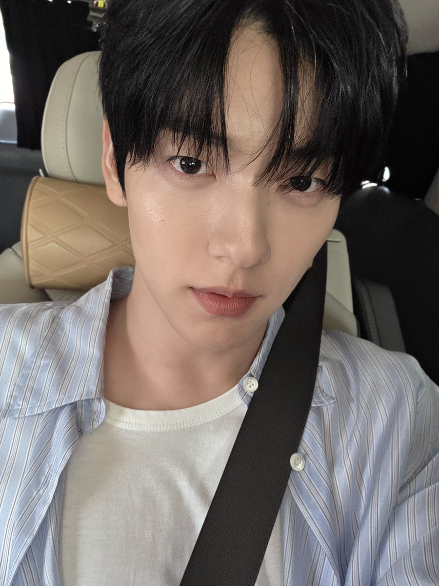 bunnychive's tweet photo. 260629 #수빈 위버스 디엠 

🐰 : 오늘 얼굴 쏘굿
          사실 어제 밤 10시에 실수로 
          양념치킨을 시켜버린 거야 
          한 마리 거의 다 먹고
          오전 행사 어쩌지 걱정했는데
          안 붓고 잘생겼어

🐰 : TMI 하나 알려줄게
          어제 머리 말리는데 
          드라이기에서 탄 냄새가 나는 거야
          무서워서 바로 버리고 새 드라이기 주문했어
          3년 정도 썼으니 보내줄 때가 됐나 봐
          다들 조심히 살자 
          인생은 한 방이다