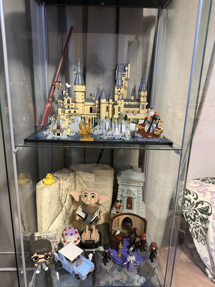 possessiveTL's tweet photo. @sabsctw bought me the Lego Harry Potter car months ago and I finally put it together and it looks sooooo good on my Harry Potter shelf. https://t.co/YtLe6SSNI3