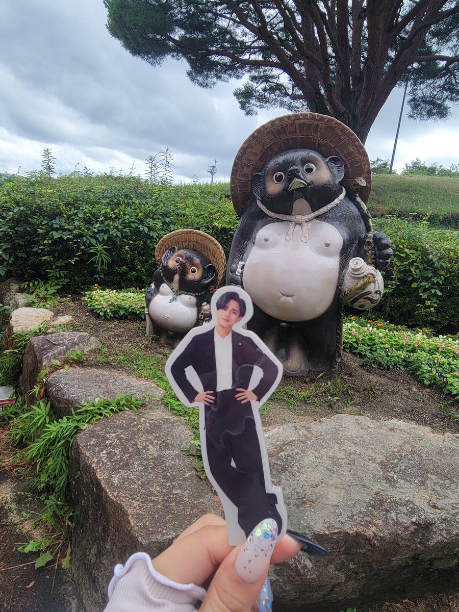 TYKRN2KP2's tweet photo. 週末の旅行にFCのアクスタ連れていったんだけど
バタバタしちゃって
やっとの思いで撮れたのがこれでした…
廉くんアクスタ初めての写真がタヌキ！！！笑
黒衣装の方はモノトーンで揃ってて良い感じじゃない？？🤣
これからたくさん思い出作ろうね🥺🫶

#おれのファンクラブ
#永瀬廉 https://t.co/T9PpmjBZ42