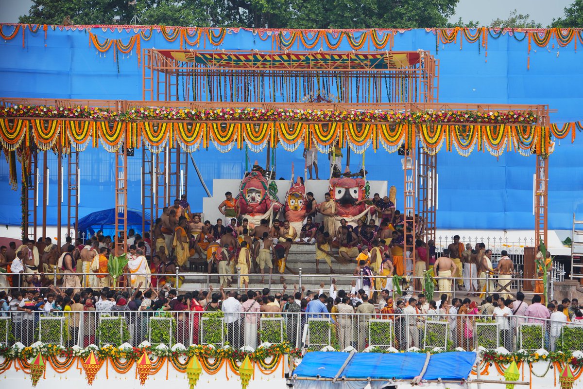 KumarSwadh59375's tweet photo. ସ୍ନାନ ମଣ୍ଡପରେ ଚତୁର୍ଦ୍ଧାମୂର୍ତ୍ତିଙ୍କ ଦର୍ଶନ ପାଇଁ ଭକ୍ତମୟ ଶ୍ରୀକ୍ଷେତ୍ର ।।

ଜୟ ଜଗନ୍ନାଥ 🙏
 
 #Snanajatra2026 #JaiJagannatha #RathaJatra2026 #RathaYatra #ShreeJagannathaDhaam #Puri https://t.co/3eM7O10rG9