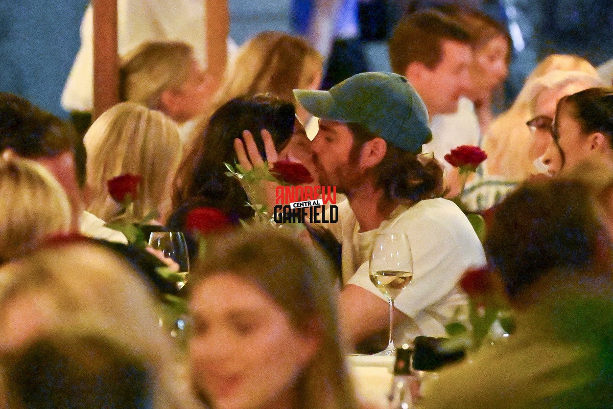 agarfield_com's tweet photo. 📸 Andrew Garfield with Monica Barbaro out in Rome on June 28.
🔗 https://t.co/qWVg3Qg2QI https://t.co/cPq8khT0Uf