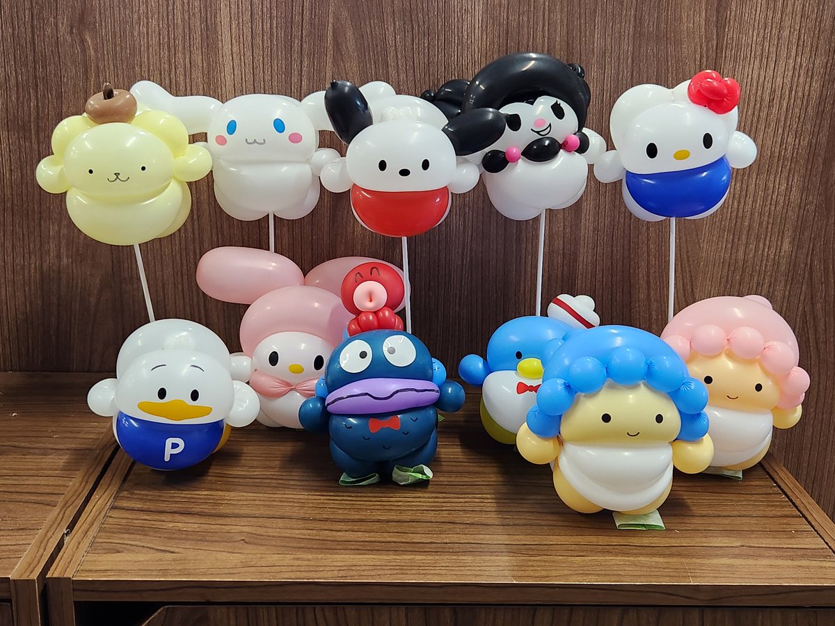 tkouno2010's tweet photo. ツイスターズでノンキャラの重要性を教わったばかりですが、毎年恒例なので #サンリオキャラクター大賞 ベスト10を #ちびころバルーン で。

ハンギョドンに合う色のバルーンが在庫に無くて...（Qualatexには、ぴったりの色があったんですが）

会社玄関の横に飾ってもらいました。

#バルーンアート https://t.co/rQLwXXu0Lb