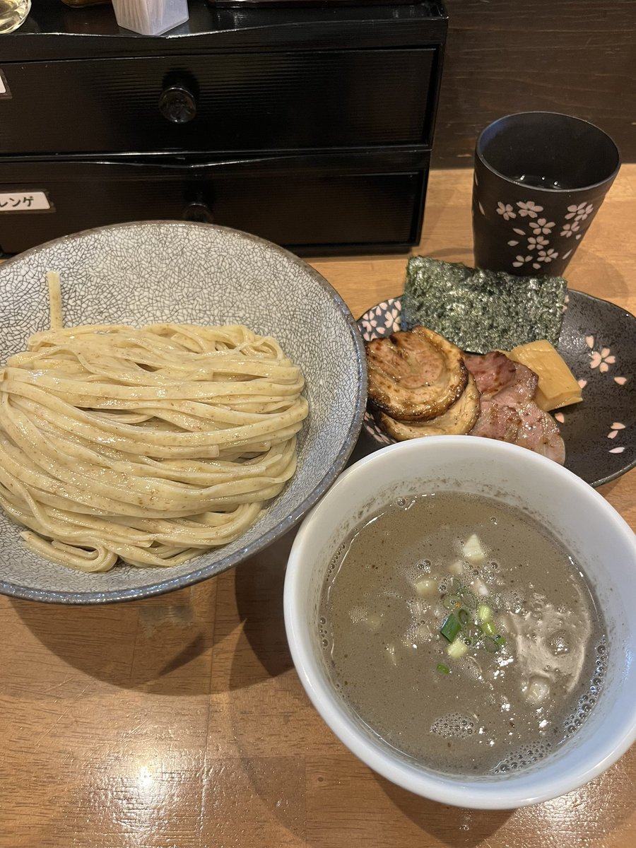 tkused's tweet photo. 麺処　湯咲@岐南
煮干しつけ麺　チャーシュー盛り
スープの粘度はさらっとしていながら煮干の旨みと香りが凝縮されていて旨すぎ完飲
スープの量もたくさんあって食べやすい
タマネギのアクセントがとても良い🙆
麺が以前と変わりましたかね？
しっかり歯ごたえと濃厚スープに合いますね🍲 https://t.co/S4Yjj6n73u