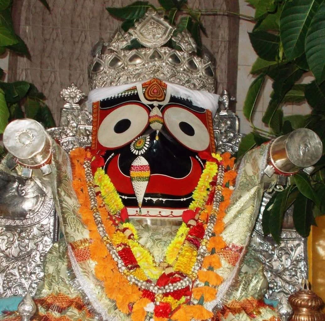 ProfOPPandey2's tweet photo. भगवान जगन्नाथ 16 दिनों तक (अनवसर काल)में रहेंगे।इस दौरान भगवान जगन्नाथ, बलभद्र और देवी सुभद्रा एकांतवास में रहते हैं और उन्हें बुखार से राहत दिलाने के लिए विशेष आयुर्वेदिक जड़ी-बूटियों (दवाइयों) का लेप और काढ़ा अर्पित किया जाता है। इन 15 दिनों तक मंदिर के कपाट बंद रहेंगे। https://t.co/hd4LLZGeof