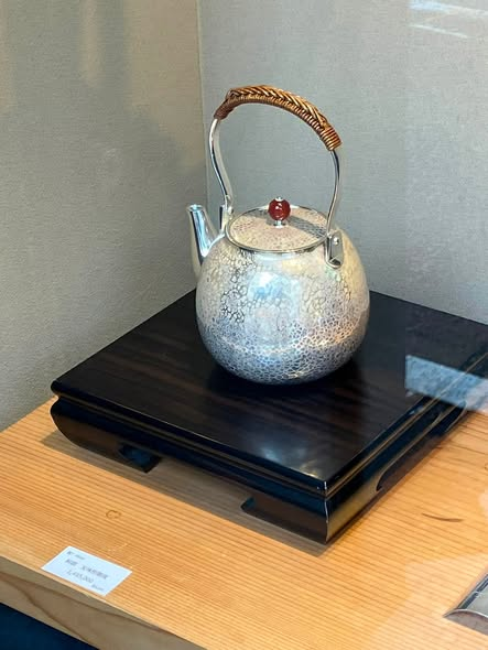 gohimura お茶といえば一保堂が有名です。その近くに錫を使った急須を
