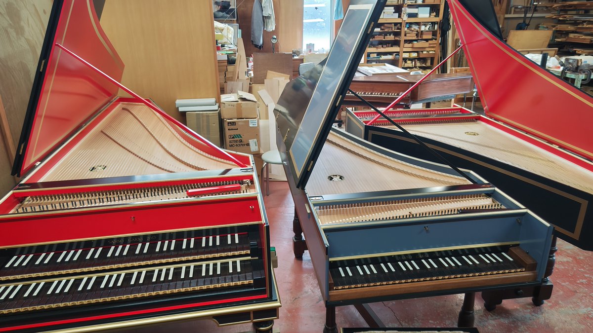 gakkihaku's tweet photo. 【#休館中のがっきはく】
＼新・体験エリア計画📢／

本日は #三創楽器製作所 @sansogakki さんにお邪魔してきました🚙
所内にはたくさんのチェンバロや弦楽器があり、浜松の #天竜桧 を使った楽器もあることや、楽器ごとにチューニングや音色を変えるこだわりなど様々なお話を聞かせていただきました✨

お預かりした楽器は
#スピネット と #ライアー ！
それぞれ体験楽器のエリアやギャラリートークなどで皆様に触れていただけるよう、準備をすすめています💪
いったいどんな音色で、どんな弾き心地なのか…
皆様に触れていただける日が楽しみです😊

開館まであともう少し！
ぜひ皆様、開館後の楽器博物館にいらしてくださいね🎶

#浜松市楽器博物館
#開館準備中
#sanso
#hamamatsu
#spinet
#leier