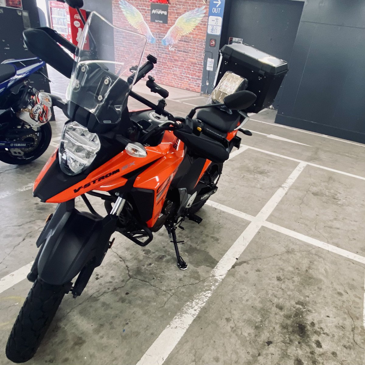 OIL_RAVEN's tweet photo. Vストローム250SXに乗ってナップス埼玉店に行きました

取り寄せでウェストバッグ買いました

HAVE A BIKE DAY.

タナックスのMFK-7006 ハーフデイツーリングウエスト HABD

黒いやつよりお高いですが気分が上がります

裏地は真っ赤！

コレで梅雨を乗り切ります

#Vストローム250SX

#Vスト250SX https://t.co/qx815WpNoT