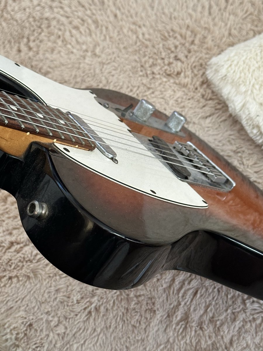 1217_rock's tweet photo. 気がついたら3時間くらい Guitar弾いたりしてたが ウチの某メンバーよりGuitarいじってる時間長いんじゃね？と独りでウケる昼下がり
とCrimeTシャツ「JESUS」が出来るらしいよ https://t.co/gmWjz2PYNB