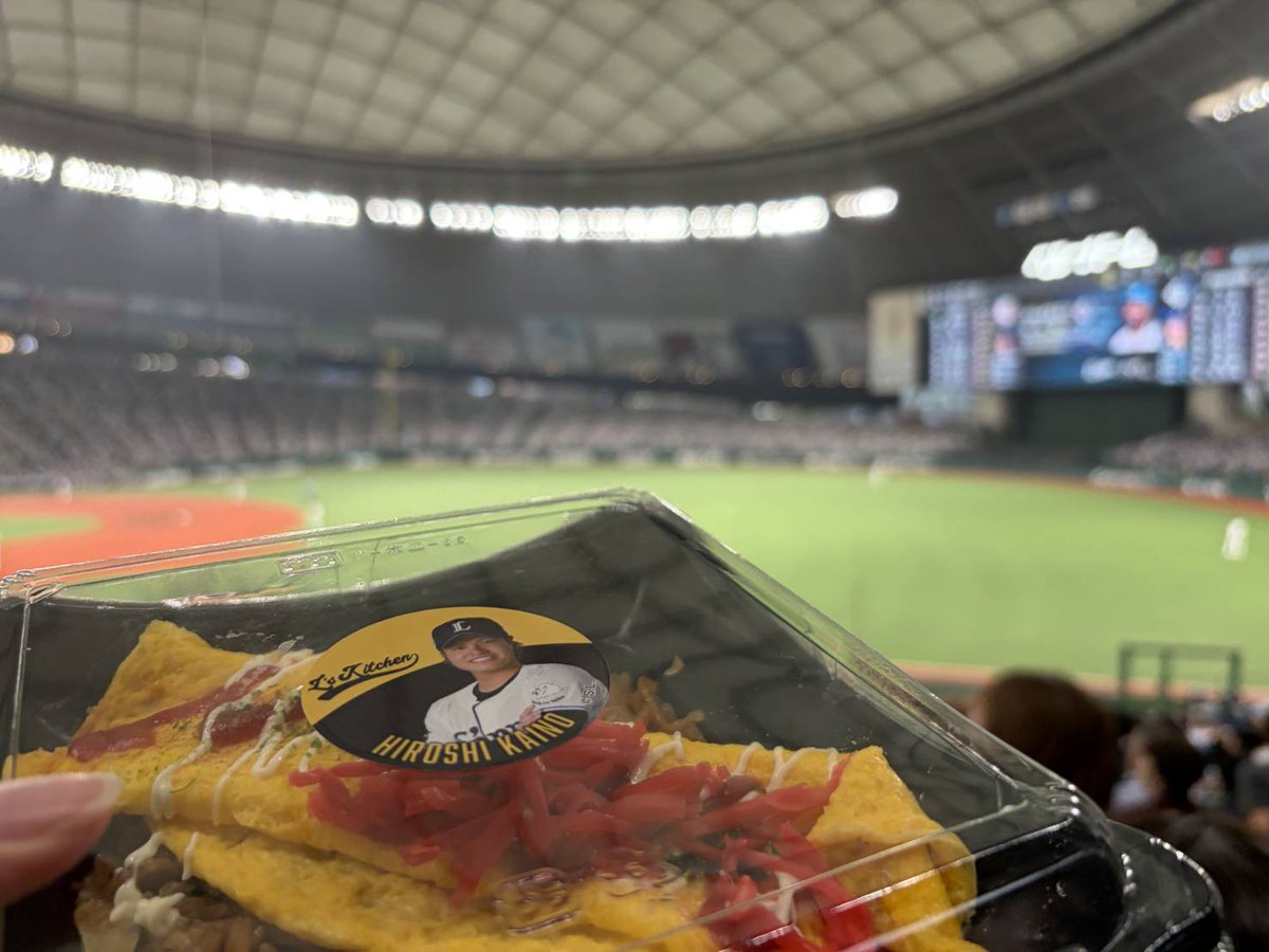 adixi_oshima's tweet photo. 週末はプロ野球を観てました！現地2年ぶり！！
横浜ファンなので、新天地の桑原選手を見ることができ嬉しかったです。

オムそばめし買ったらカードもらえたので一旦スマホに挟んでみました🦁 https://t.co/31pWFAxkQQ