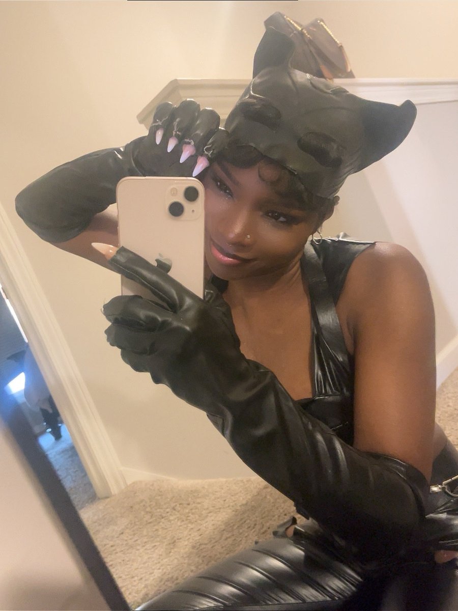 soleilnii's tweet photo. I was so cute as cat woman 🐈‍⬛ ! 🖤 https://t.co/0xkRsZWd0n