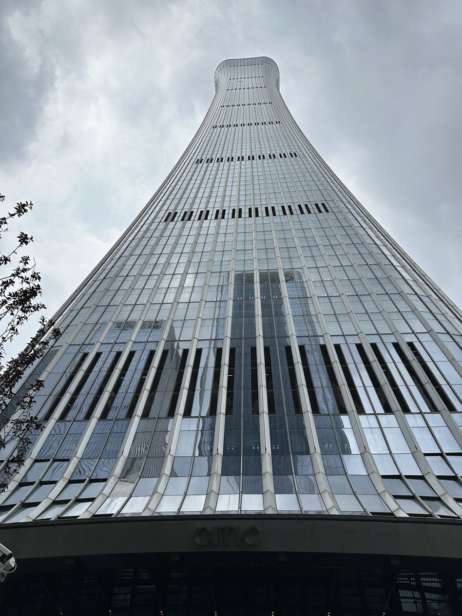 uec15take's tweet photo. 最近話題の中国尊。
ちょうど今日北京に立ち寄る予定だったので見てきた。
ぱっと見あまりよく分からないほどに緊急修復されてたね😳 https://t.co/xR6erlLLsU