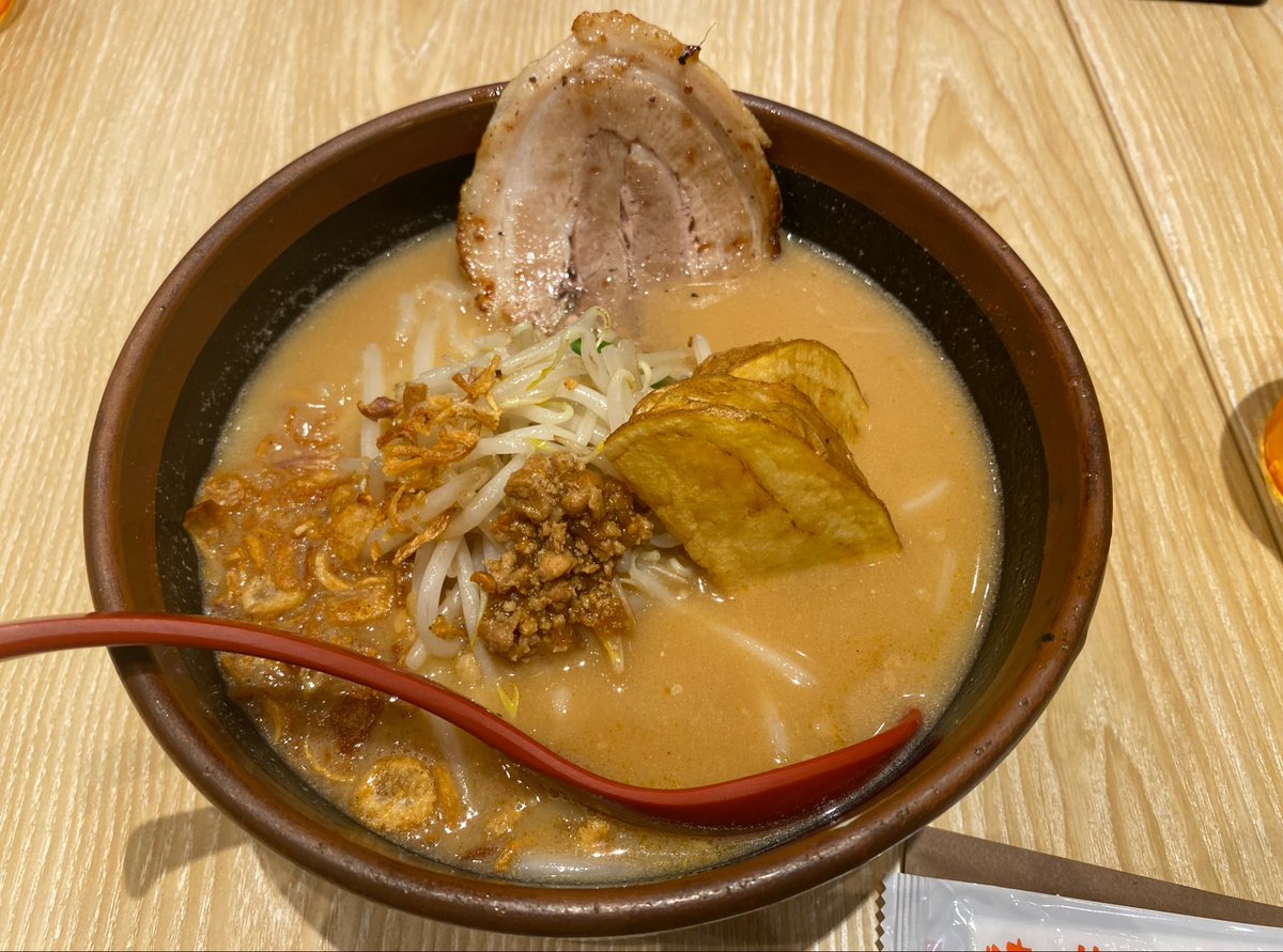 mo_men00's tweet photo. デフォルトでラーメンにポテト入ってんの初めて見た https://t.co/hGNaxRQx7q