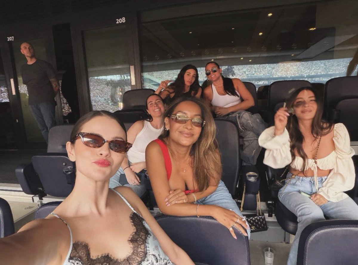 SELENAT0RSARMY's tweet photo. Selena Gomez at Bad Bunny’s concert in London. https://t.co/ZVc0iMF4nG