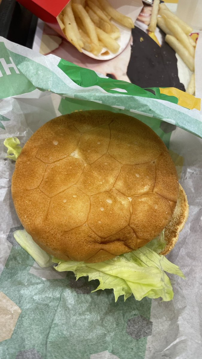supmantv's tweet photo. マックのワールドカップバーガーの裏面がサッカーボールみたいになってるのってわざと？
だとしたら芸が細かい https://t.co/bJxsOhS1Ma