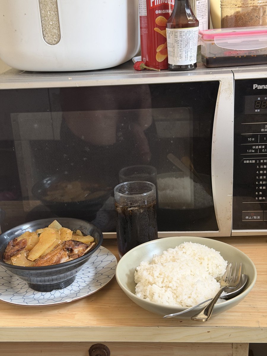 chasing_brvn's tweet photo. Cravings: ginisang papaya in sardinas with banana. 🫣🍌 https://t.co/IUwibaO9jv