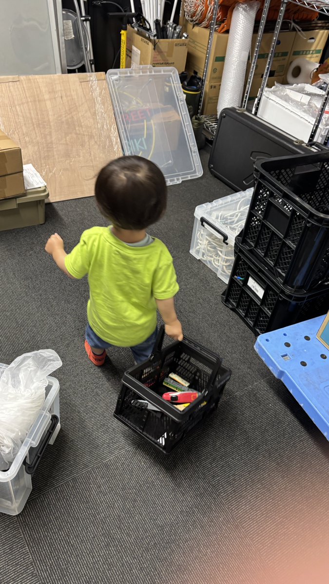 archerKKK's tweet photo. 副鼻腔炎で咳がひどくて熱ないけど念のため保育園おやすみ
午前中事務所仕事だったので、初の子連れ出勤🙏
社長に懐きすぎて、お昼並んで食べてMTG中も離れなくて、離そうとするとギャン泣き、帰りもギャン泣きで大変だた😂

午後は予定おやすみさせてもらったので、のんびりします https://t.co/lK5NbTev9I