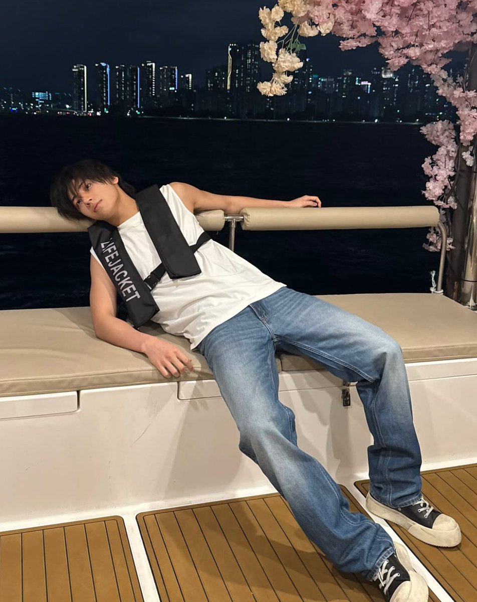 YDH_Global's tweet photo. 📷260628 YDH UPDATE

"여름?"

#YANGDONGHWA #양동화 #梁彤华 #ヤンドンファ https://t.co/5uYPD1MPhL