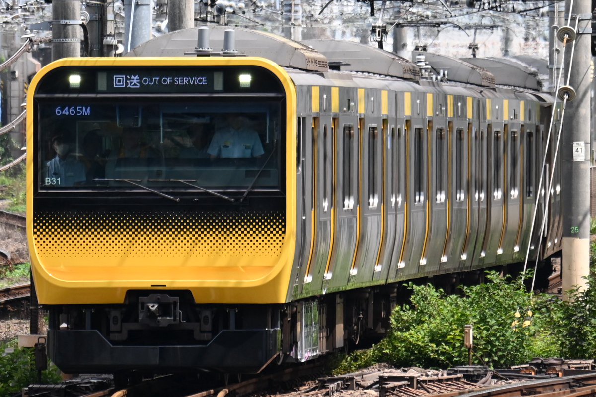 Cocoa_189_510's tweet photo. これが噂の"ミツレンジこと黄色の帯のE235系0番台"ですか！

"山手線の"トウ31編成""改めて"中央総武緩行線の"ミツB31編成""がTKから出場。

なお座席など車内は特に変化なし。 https://t.co/gLgLXLPxCy