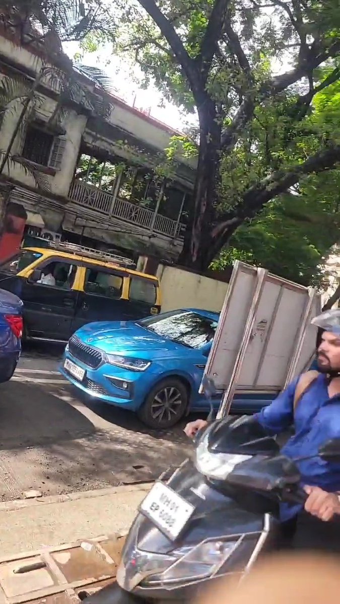 Shitytruths's tweet photo. Scene outside House of Leading @MumbaiPolice officials &amp; Police Colony on Sir Bhalchandra Lane leading to Tilak Bridge &amp; Dadar-E

Unending Lines of 2Ws on Footpath pose Risk to SrCtzns, Disabled, School Kids &amp; all

@mybmc @mybmcInfra @mybmcWardFN ensure bollards/level/Raise Paths https://t.co/MM0TLeGBTj