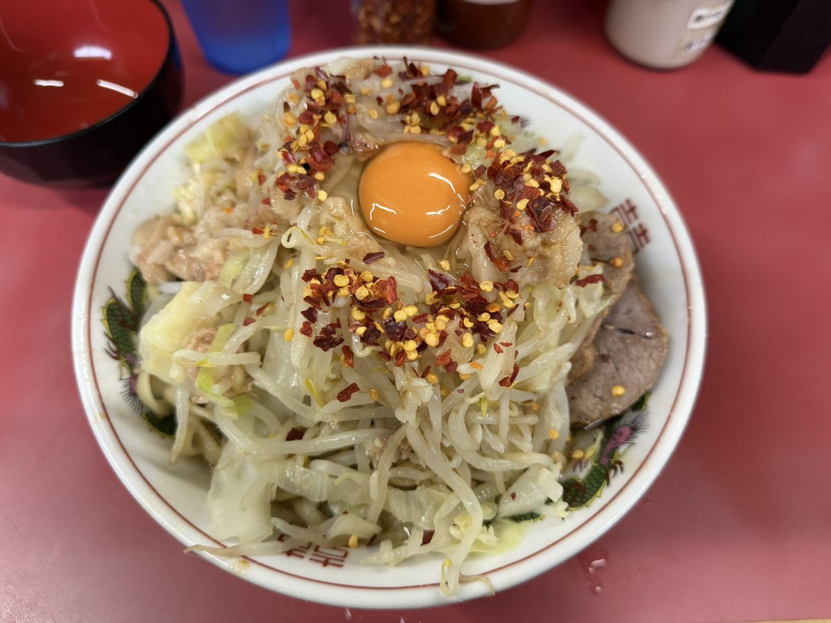 RicardPernod's tweet photo. ラーメン二郎@一之江 汁なし大(¥1000)+全部(¥0)+唐辛子(¥0)+生玉子(¥100)。Houstonへ向かう前にIchinoeベースキャンプでregulationに従い #CarbohydrateLoading チョメチョメ。(☝՞ਊ ՞)☝後半 #AdditionalTime に激混ぜ卵黄&魚粉がスメルUPしてhappinessとBon AppétitをPresent4U。#WorldCup2026 https://t.co/cC3JuRKxEq