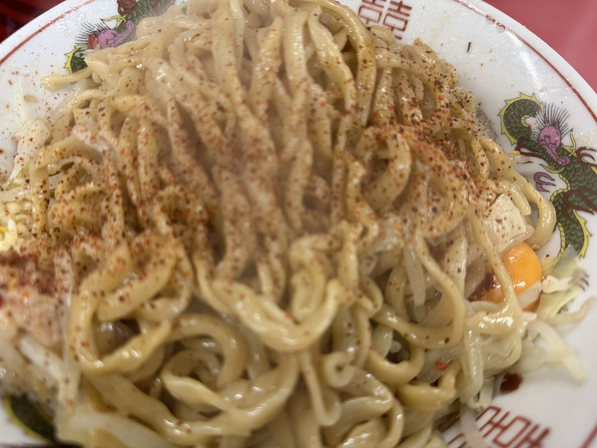 RicardPernod's tweet photo. ラーメン二郎@一之江 汁なし大(¥1000)+全部(¥0)+唐辛子(¥0)+生玉子(¥100)。Houstonへ向かう前にIchinoeベースキャンプでregulationに従い #CarbohydrateLoading チョメチョメ。(☝՞ਊ ՞)☝後半 #AdditionalTime に激混ぜ卵黄&魚粉がスメルUPしてhappinessとBon AppétitをPresent4U。#WorldCup2026 https://t.co/cC3JuRKxEq