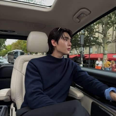 ParkkengChannel's tweet photo. สมการรอคอย ภาพเบื้องหลังของ  "บุ๊ค กษิดิ์เดช" @kasibook ในฐานะแขกคนสำคัญของแบรนด์ ก่อนเข้าร่วมชมแฟชั่นโชว์ Celine Men Printemps-Été 2027 ทั้งหล่อ ทั้งเท่ ละสายตาไม่ได้เลย 

BOOK X CELINE PMFW27
#BookKasidet @celineofficial
#CelineSS27 #CELINE 
#MichaelRider #kasibook https://t.co/y26u02qXI4