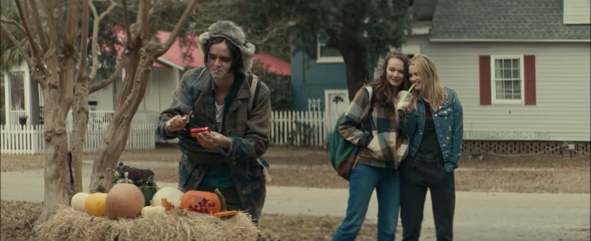 SourceHalloween's tweet photo. This was a fun friend group, too bad we didn’t get to see more of them https://t.co/tVVMPS3Qst