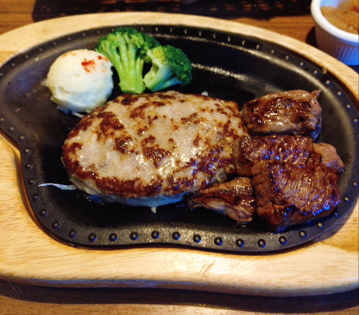 Pafusukein's tweet photo. びっくりドンキーでランチタイム😚

カフェラテ香ばしくて美味しいし
ハンバーグもステーキも全部美味しかった！

どこかのお店と違って
ミディアムのステーキは血が出てないし温かかった😃

ご馳走様でした(˶' ᵕ ' ˶) https://t.co/VC53tG8WWS