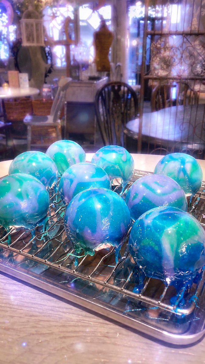 cafeCherish's tweet photo. ⁡
笑われるかもしれないけど、
店主は宇宙への憧れがとても強く
小さい頃は自分はいつかNASAに就職して
宇宙へ行けるものだと信じていました😂

ちょっと今回の人生では
実際に宇宙に関わることは難しそうなので

閉じてしまった想いをパフェに込めて
「パフェ・プラネタリア」を作りました。 https://t.co/mWsvjD8HFY