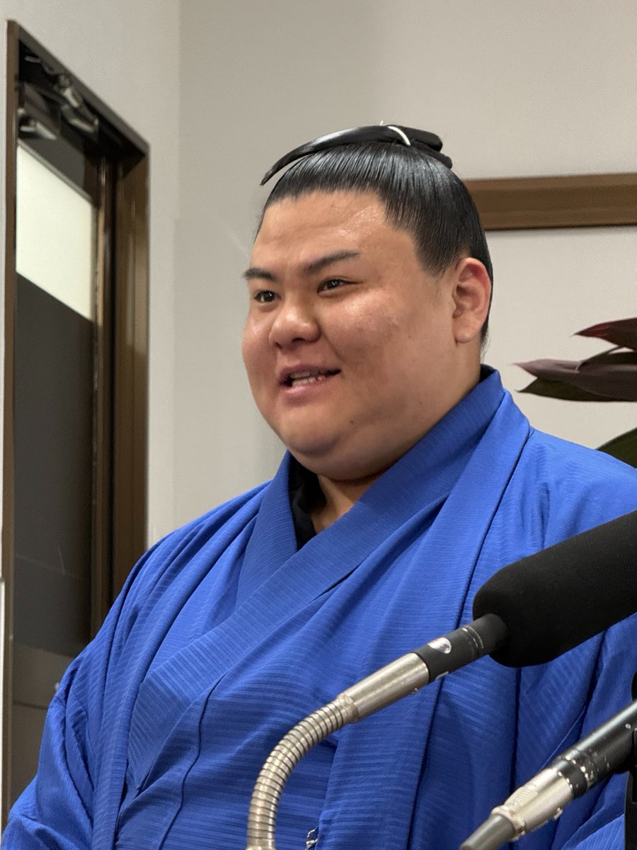 sumokyokai's tweet photo. ＜番付発表＞ 
新小結の義ノ富士が師匠の伊勢ヶ濱親方と名古屋場所の伊勢ヶ濱部屋宿舎にて会見に臨みました。  

新三役としての来場所への目標については、
「まずは勝ち越し、そして二桁、先場所届かなかった優勝を目指したい」と意気込みました。  

師匠の伊勢ヶ濱親方は義ノ富士への期待について聞かれると、
「まだ安定感はないが、期待できる力士なので、これからも体を大きくして、稽古でどんどん鍛えて、次の番付を目指してほしい」と話しました。  

名古屋場所で新十両に昇進した嵐富士とも番付をもって写真撮影を行いました。

#sumo #相撲 #七月場所 #名古屋場所