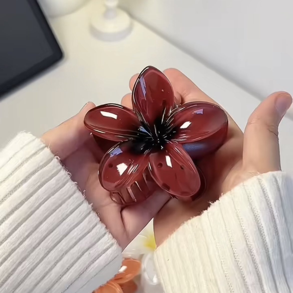 Foundbabyy's tweet photo. SIAPA YANG IZININ JEDAI INI SELUCU INI??? 😭

awalnya beli cuma karena gemes, ternyata malah jadi jedai yang paling sering aku pake. ringan, kuat, dan bikin hairstyle sederhana jadi keliatan effort ✨ https://t.co/y7ocGfQ6ZR