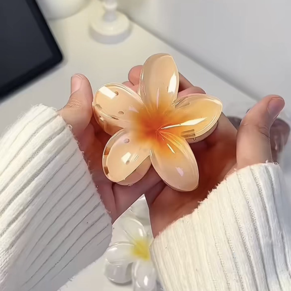 Foundbabyy's tweet photo. SIAPA YANG IZININ JEDAI INI SELUCU INI??? 😭

awalnya beli cuma karena gemes, ternyata malah jadi jedai yang paling sering aku pake. ringan, kuat, dan bikin hairstyle sederhana jadi keliatan effort ✨ https://t.co/y7ocGfQ6ZR