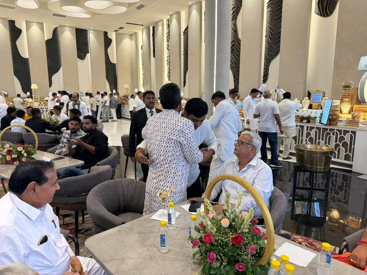Narayanbjp123's tweet photo. वार्ड नं. 35 से पार्षद परमिन्द्र कटारिया जी के पारिवारिक शादी समारोह में शामिल होकर नवविवाहित जोड़े को सुखद एवं मंगलमय वैवाहिक जीवन की हार्दिक शुभकामनाएँ प्रेषित कीं। 

ईश्वर से उनके जीवन में सुख, समृद्धि और खुशहाली की कामना करता हूँ। https://t.co/nGs4IK0HBh