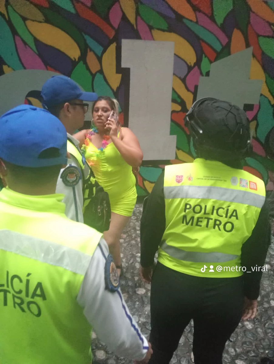 MetroViralMx's tweet photo. #ULTIMAHORA 

Sujeto vestido de mujer en estado de Intoxicación 😵‍💫😵‍💫 agrede a policías 👮🏻‍♂️ @SSC_CDMX dentro de las Instalaciones del Metro Ciudad de México 🇲🇽 @MetroCDMX 

Denuncian reportaron a un sujeto que venía incomodando a los usuarios del #MetroCDMX y personal de seguridad acudió a auxiliarlos, retirando al sujeto de la Instalaciones🚨
