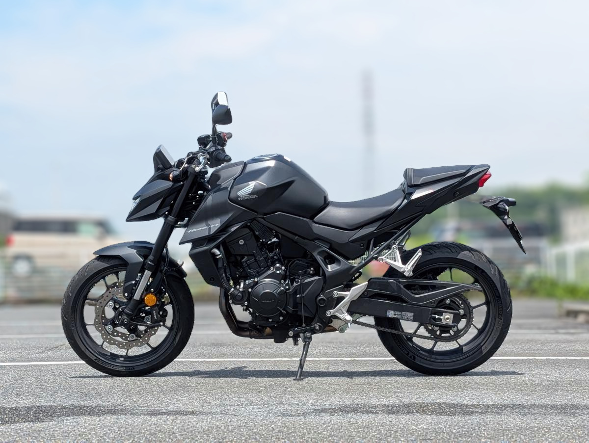 kajagadget's tweet photo. 最新の 「CB750 HORNET」をストリートで走らせ、
その仕上がりやメリットを詳しく解説しました。
https://t.co/iAhsPAFdgM

軽快さと力強さを両立した、
新世代のストリートファイター。
リアタイヤにあえて160サイズを採用したことで、
ヒラヒラとした軽快な 取り回しと
大型ならではの加速感を両立。

ライバルとなるMT-07との乗り味やキャラクター
の違い、スーパースポーツ乗りから見たポジションの
快適性など、 実際に体感して唸ったポイントを
詳しくまとめました。
#CB750HORNET  #バイク乗りと繋がりたい
#バイクインプレ  #HORNET #CB750