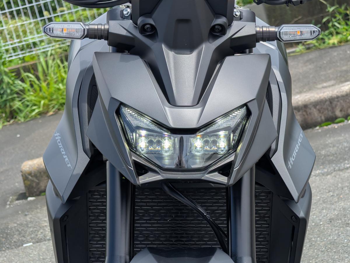 kajagadget's tweet photo. 最新の 「CB750 HORNET」をストリートで走らせ、
その仕上がりやメリットを詳しく解説しました。
https://t.co/iAhsPAFdgM

軽快さと力強さを両立した、
新世代のストリートファイター。
リアタイヤにあえて160サイズを採用したことで、
ヒラヒラとした軽快な 取り回しと
大型ならではの加速感を両立。

ライバルとなるMT-07との乗り味やキャラクター
の違い、スーパースポーツ乗りから見たポジションの
快適性など、 実際に体感して唸ったポイントを
詳しくまとめました。
#CB750HORNET  #バイク乗りと繋がりたい
#バイクインプレ  #HORNET #CB750