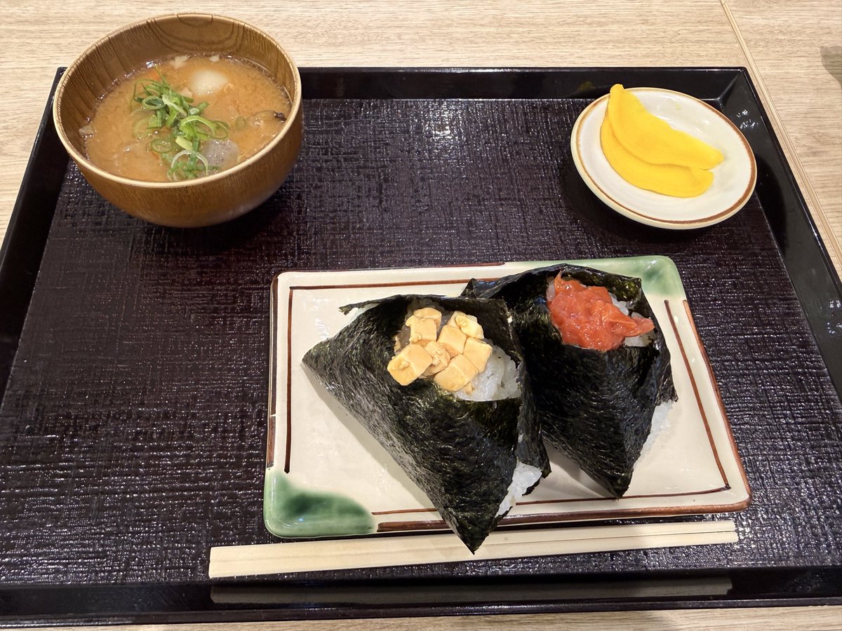 ais_oku's tweet photo. ひとにぎりさんのクリームチーズの醤油漬けと紀州梅と豚汁 https://t.co/wRYqZSYSDB