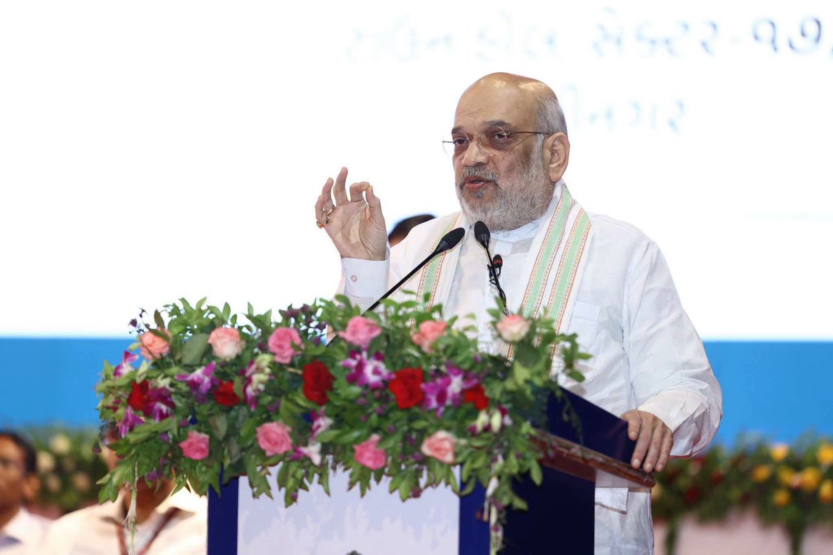 BJP4Karnavati's tweet photo. માનનીય કેન્દ્રીય ગૃહ અને સહકાર મંત્રી શ્રી @AmitShah સાહેબના શુભહસ્તે તથા માનનીય મુખ્યમંત્રી શ્રી @Bhupendrapbjp જીની વિશેષ ઉપસ્થિતિમાં 'પીએમ - ફેમિલી કેર ટ્રેકર'ના પાયલોટ પ્રોજેક્ટનો શુભારંભ થયો.  

આ પ્રોજેક્ટ હેઠળ રાજ્યનું એક પણ બાળક રસીકરણથી વંચિત ન રહે તે સુનિશ્ચિત કરાશે. બાળકના જન્મથી જ એક વિશેષ કાર્ડ બનશે, જેમાં તેના 18 વર્ષ સુધીના આનુવંશિક અને અન્ય રોગોના નિદાન તથા સારવારની વિગતો ડિજિટલ સ્વરૂપે ઉપલબ્ધ રહેશે.

આ પ્રસંગે નાયબ મુખ્યમંત્રી શ્રી હર્ષભાઈ સંઘવી, રાજ્યકક્ષાના મંત્રી શ્રી @prafulpbjp સાહેબ, મેયર શ્રીમતી મીરાબેન પટેલ સહિત હોદ્દેદારો અને નગરજનો ઉપસ્થિત રહ્યાં.