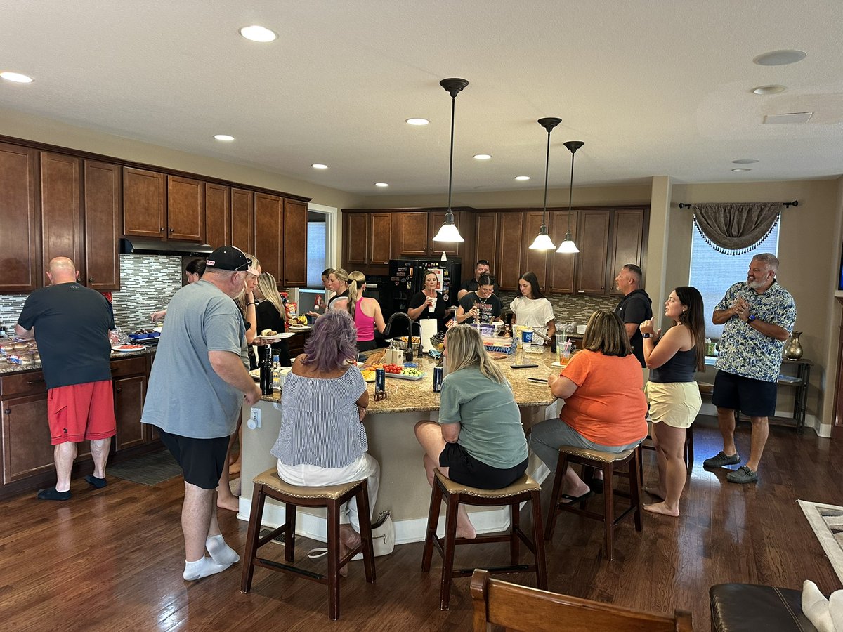ArmorEliteFox's tweet photo. A team cookout and pitch-in to start our week out in Denver, Colorado at the TC Sparkler. Great food, good times, lots of laughs, and great company of some amazing players and families. This group is pretty special and so much fun to be around. #ArmorFamily @ArmorEliteFP https://t.co/0gEGcvQNGO