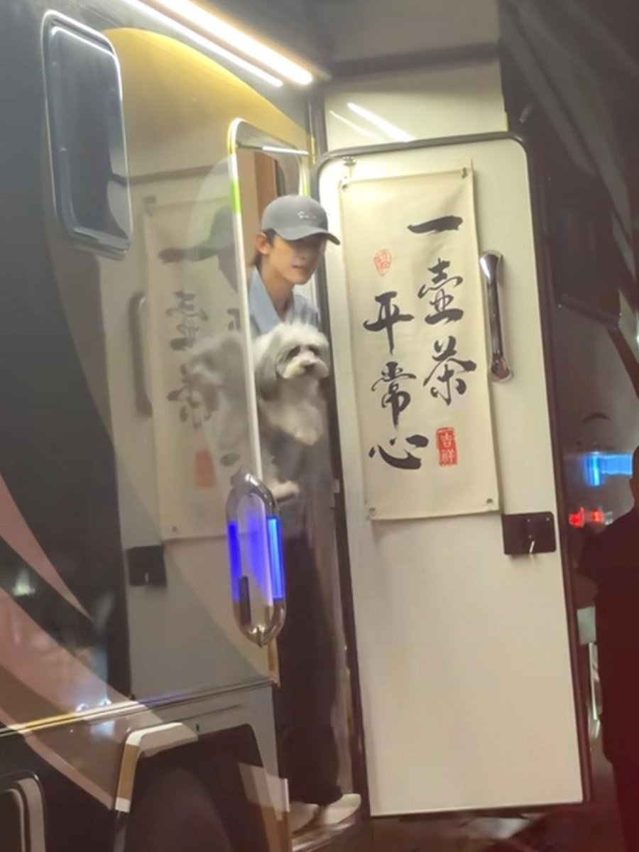 hoonhazarded's tweet photo. A fan noticed that the calligraphy scroll inside the door of his trailer reads "A pot of tea, an ordinary heart" which would encourage him to think that he made it through another day.🥺💛

#ChangHuasen https://t.co/w41BbQGSTa
