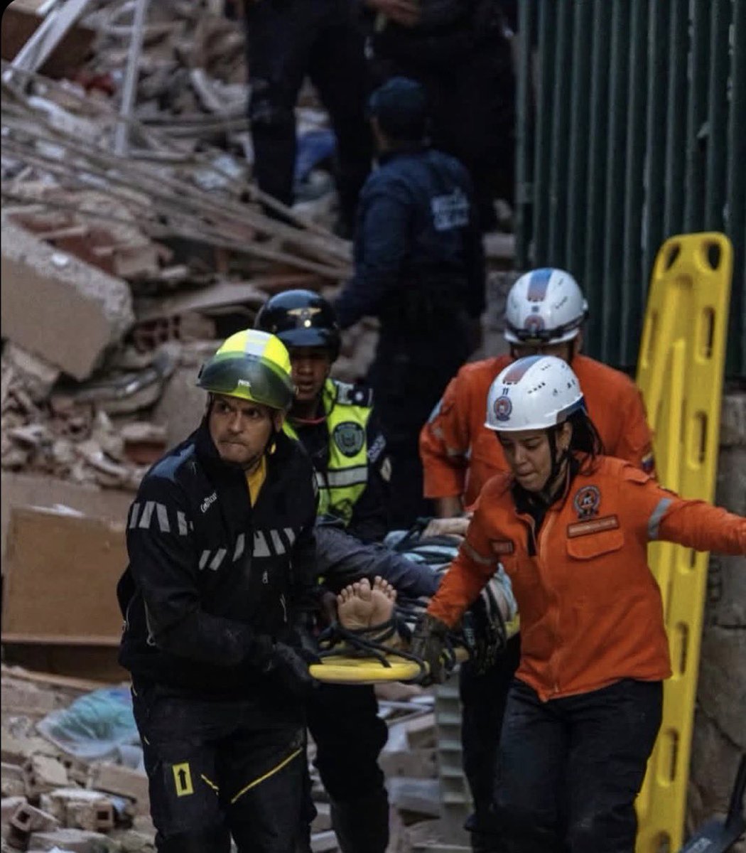 IsaiasOBE's tweet photo. Yo si estoy orgulloso de los rescatistas de mi país, son unos héroes.

Dejaron a sus familias para salvar a otras. Dios los bendiga ❤️‍🩹 https://t.co/DJiyKLsxsx